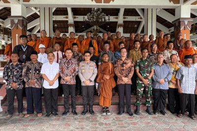 Rombongan Biksu Thudong Tiba di Candi Borobudur